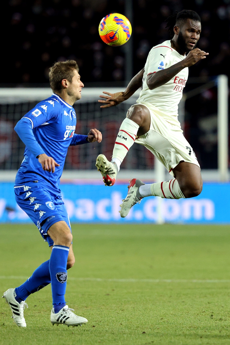 Franck Kessie (right) of AC Milan competes for the ball during the Serie A match against Empoli FC on December 22, 2021 in Empoli, Italy. Photo: IC
