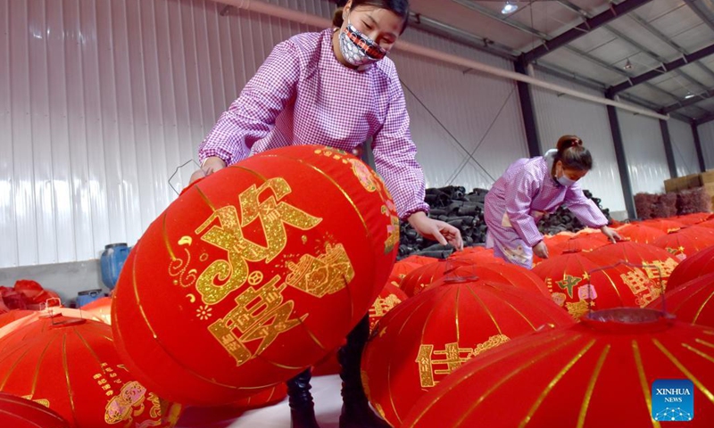 Staff members work at a lantern workshop in Dongsanzhao Township of Nanhe District of Xingtai, north China's Hebei Province, Dec. 22, 2021. Villagers are busy making lanterns for the upcoming festival season.(Photo: Xinhua)