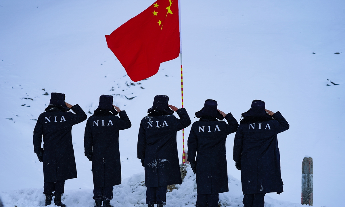 Border guard officers pledge allegiance to the Chinese national flag. Photo: Pang Yue/GT