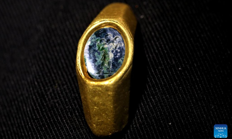 Photo taken on Dec. 22, 2021 shows a gold ring set with a green gemstone found from an ancient shipwreck in the Mediterranean Sea, on display at the Israel Antiquities Authority lab in Jerusalem. Israeli marine archaeologists have found some rare treasure from two ancient shipwrecks in the Mediterranean Sea, the Israel Antiquities Authority (IAA) said on Wednesday.(Photo: Xinhua)