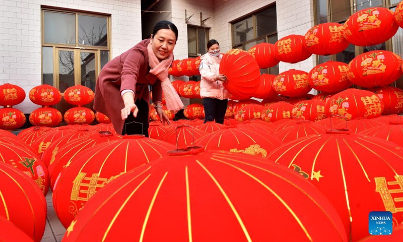 Staff members work at a lantern workshop in Dongsanzhao Township of Nanhe District of Xingtai, north China's Hebei Province, Dec. 22, 2021. Villagers are busy making lanterns for the upcoming festival season.(Photo: Xinhua)