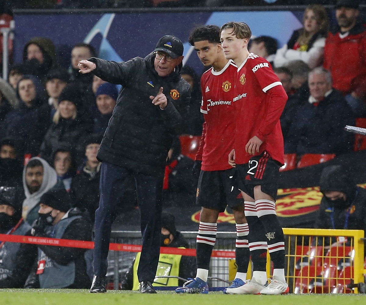 Manchester United's Zidane Iqbal (center) and Charlie Savage (right) talk to interim manager Ralf Rangnick before coming on as substitutes on December 8, 2021 in Manchester, England. Photo: IC