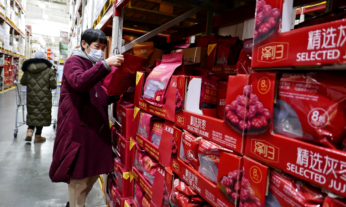 A customer selects jujube at a Sam's Club store in Beijing on December 24, 2021. Photo: Li Hao/GT