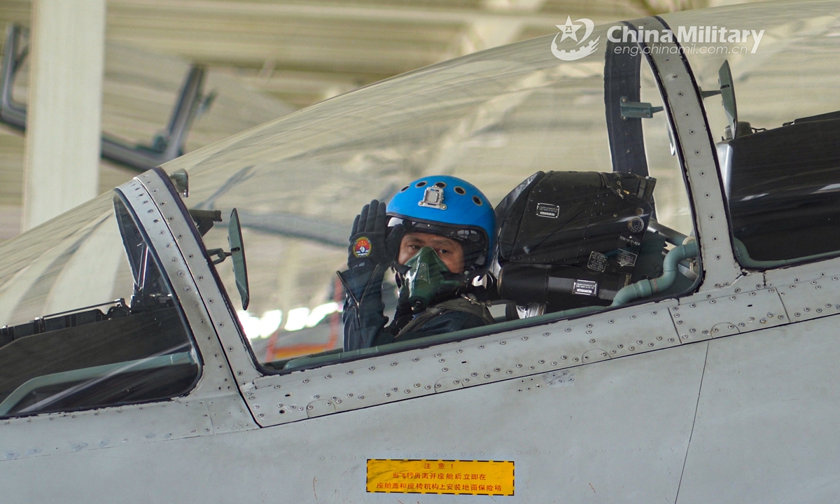 A pilot assigned to a naval aviation brigade under the PLA Eastern Theater Command gets ready in his cockpit during a flight training mission on December 16, 2021. Photo:China Military