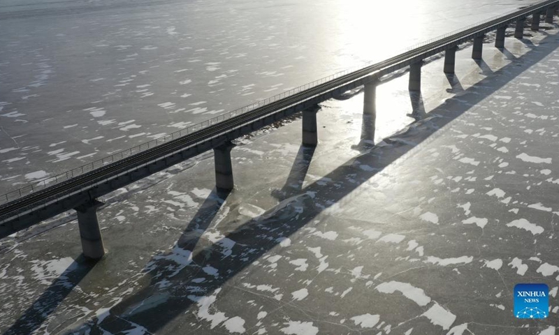 Aerial photo taken on Dec. 25, 2021 shows No.1 Heihe River Bridge of the Jiuquan-Ejina railway. (Xinhua/Chen Bin)