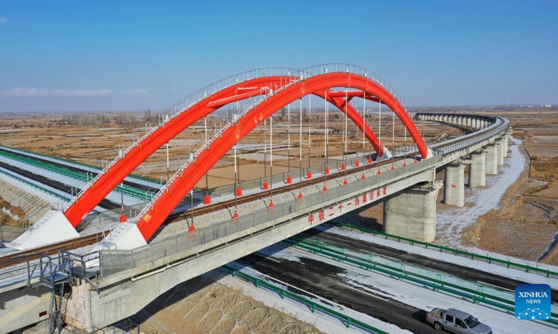 Aerial photo taken on Dec. 25, 2021 shows Sanqipu Bridge of the Jiuquan-Ejina railway. The Jiuqian-Dongfeng section of the railway linking Jiuquan of northwest China's Gansu Province and Ejina Banner of north China's Inner Mongolia Autonomous Region started operation after upgrading on Sunday. The section, with a length of 243.731 km, traverses Badanjilin Desert. (Xinhua/Chen Bin)