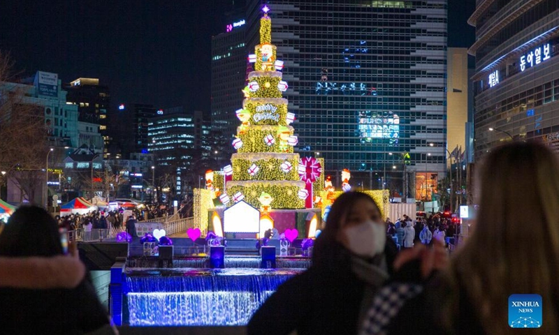 People pose for photos with Christmas decorations in downtown Seoul, South Korea, Dec. 25, 2021.Photo:Xinhua