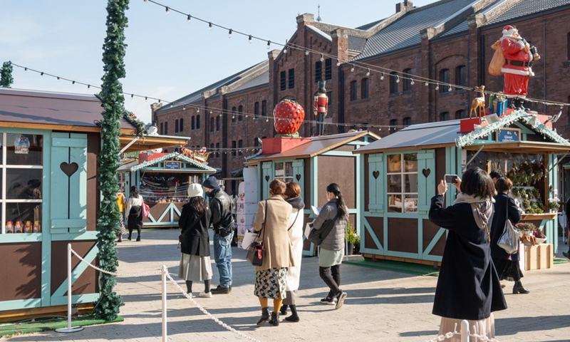 People visit a Christmas market at Yokohama Red Brick Warehouse in Yokohama, Japan, Dec. 24, 2021.Photo:Xinhua