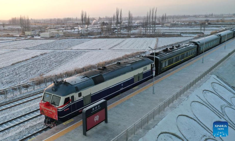 Aerial photo taken on Dec. 26, 2021 shows the first train of the Jiuqian-Dongfeng section of Jiuquan-Ejina railway setting off from Suzhou Railway Station in Jiuquan City, northwest China's Gansu Province. (Xinhua/Chen Bin)
