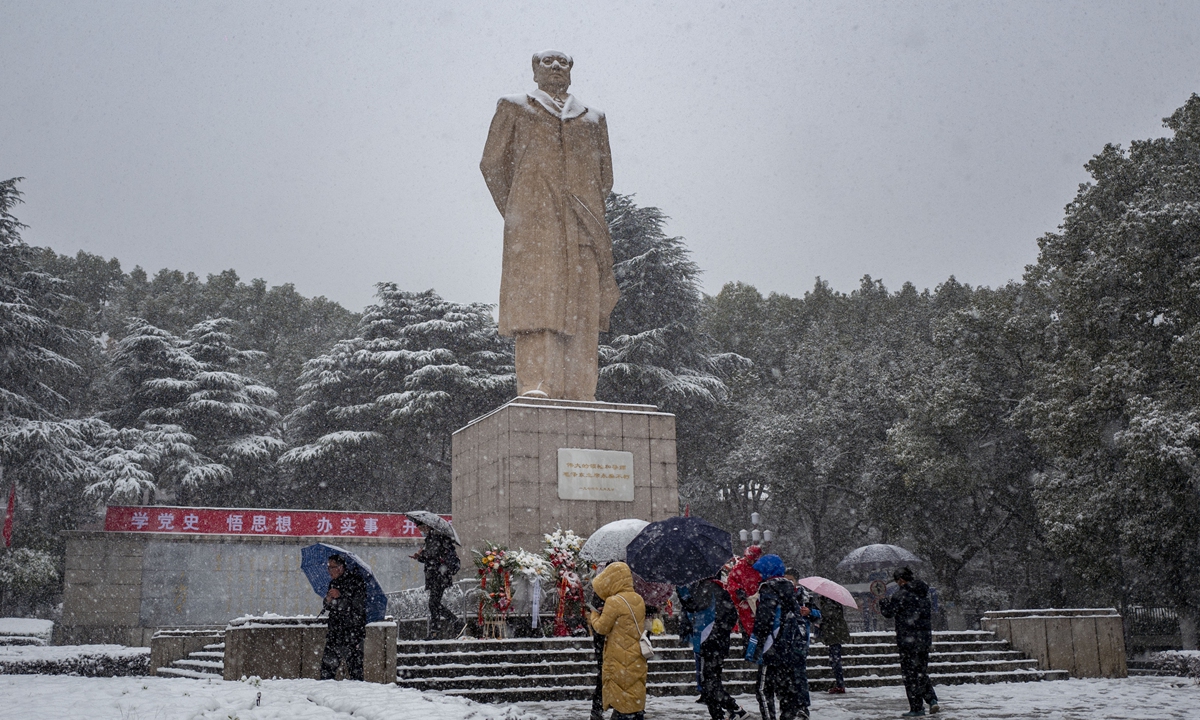 Residents and tourists pay tribute to late leader Mao Zedong in front of his statue at a square in Changsha, Central China's Hunan Province on Sunday, which also marked the 128th anniversary of his birth.Photo:IC