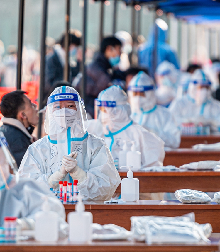 Medical staff conduct nucleic acid tests at the Northwestern Polytechnical University in Xi'an, Northwest China's Shaanxi Province on December 21, 2021. Photo: VCG