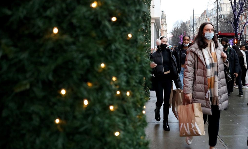 People shop on Boxing Day in London, Britain, Dec. 26, 2021. (Xinhua/Li Ying)