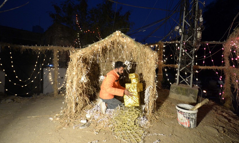 A man decorates a neighborhood on Christmas Eve in Islamabad, Pakistan, on Dec. 24, 2021.Photo:Xinhua