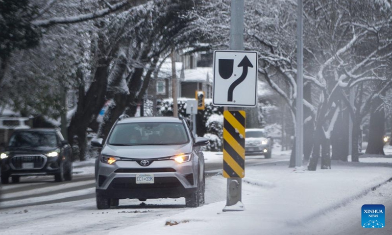 Vehicles drive on a snow-covered street in Vancouver, British Columbia, Canada, on Dec. 26, 2021.Photo:Xinhua