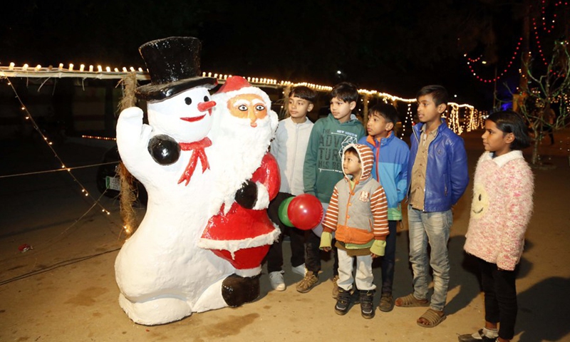 Children visit a decorated neighborhood on Christmas Eve in Islamabad, Pakistan, on Dec. 24, 2021.Photo:Xinhua