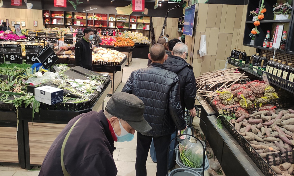 Local residents shop at a supermarket in Xi'an, Shaanxi Province on December 21, 2021. Photo: VCG
