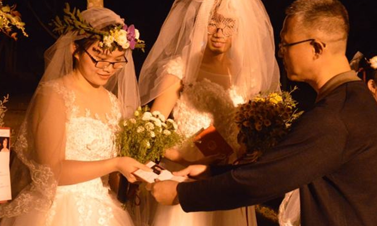 Brides at the Glowworm Marriage Campaign in Shenzhen,Guangdong Province Photo: Courtesy of Pingxi 