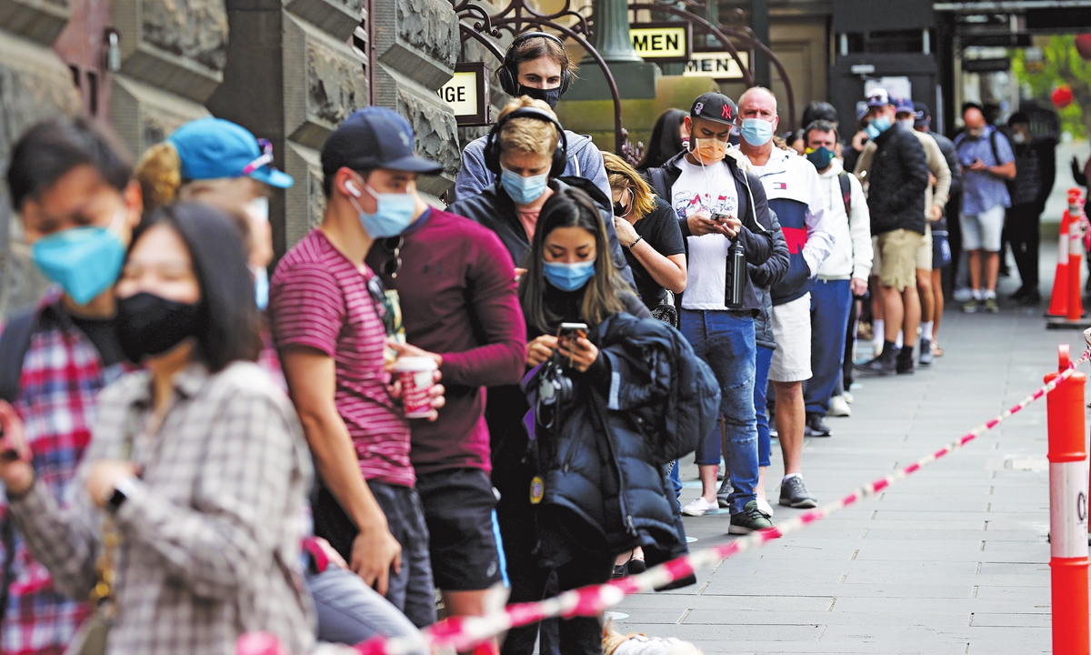 People wait in line at a walk-in COVID-19 testing site at the Melbourne Town Hall in Melbourne, Australia, on December 27, 2021. Photo: IC