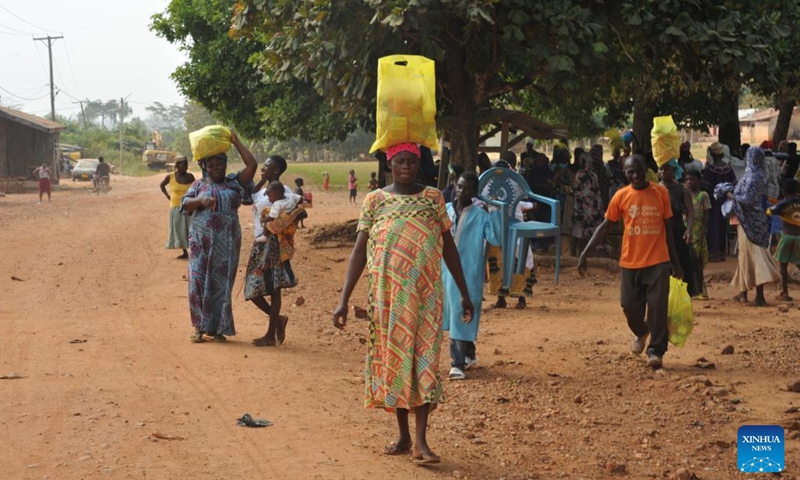 Local people fetch donated items in the Ashanti Region, Ghana, on Dec. 26, 2021. A Ghanaian charity and several Chinese companies on Sunday donated batches of daily necessities to worse-off communities in the Ashanti Region. (Photo: Xinhua)
