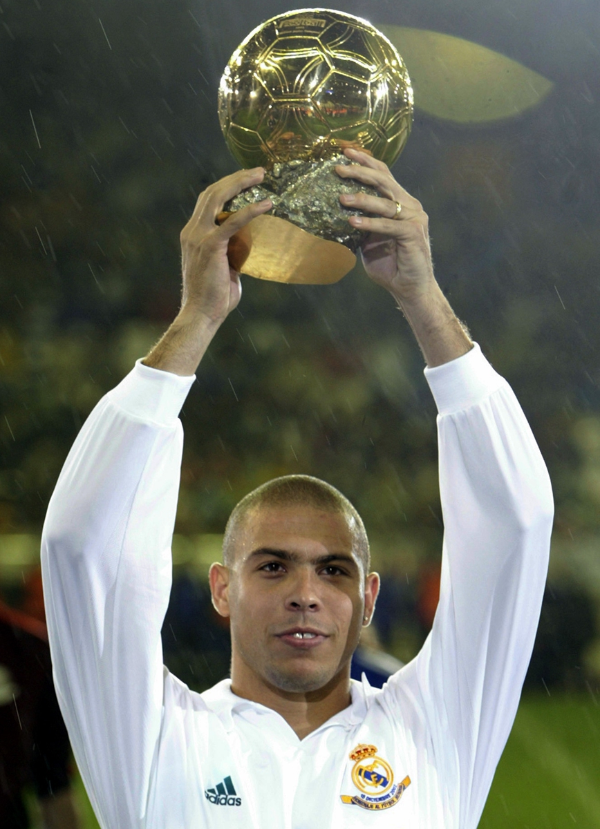 Ronaldo raises the Ballon d'Or trophy in Madrid, Spain, on December 18, 2002. Photo: IC