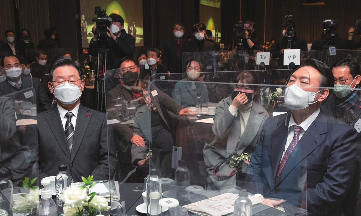 Lee Jae-myung (left), the presidential candidate of the ruling Democratic Party, and Yoon Suk-yeol, the presidential candidate of the main opposition People Power Party, take part in a meeting at a Seoul hotel, South Korea, December 28, 2021, to discuss a parliamentary bill aimed at boosting balanced regional development. The South Korean presidential election is scheduled to be held on March 9, 2022. Photo: Thepaper