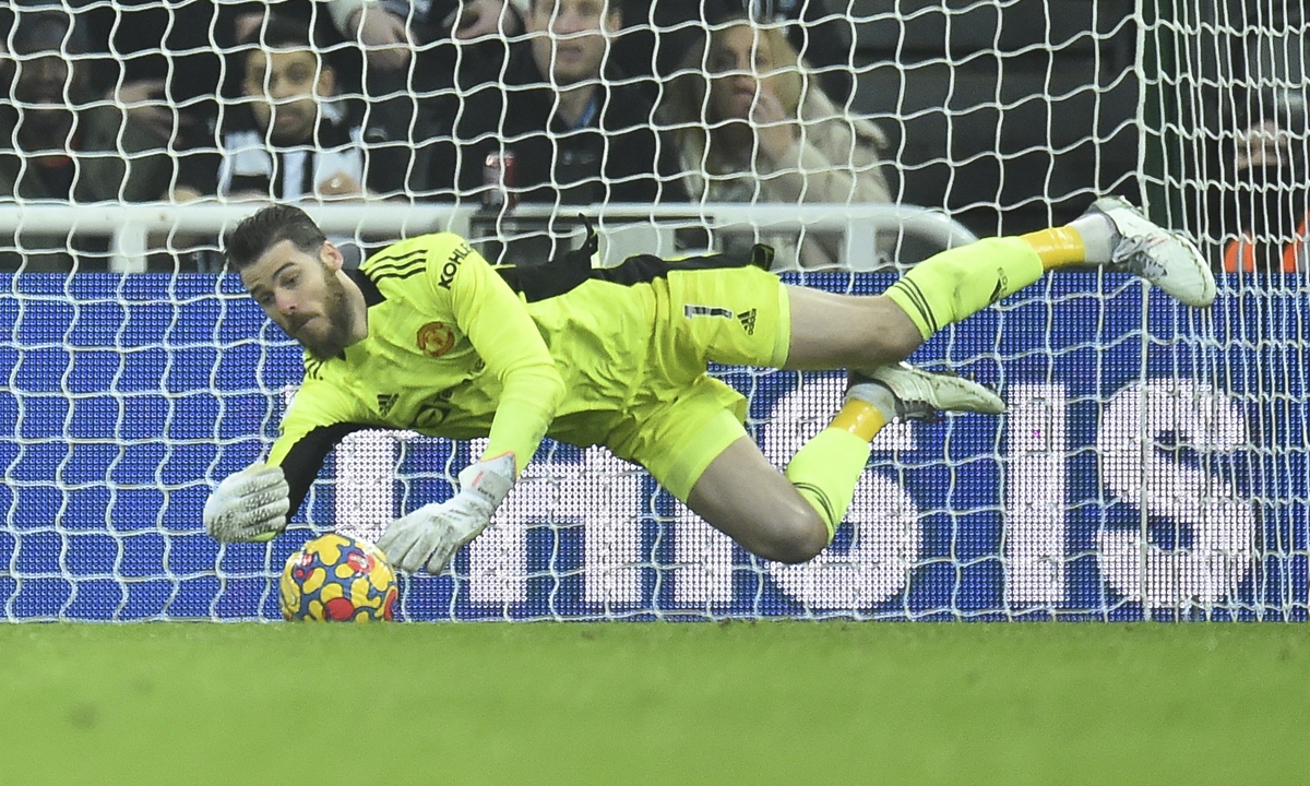Manchester United goalkeeper David de Gea saves a shot in the match against Newcastle United on December 27, 2021. Photo: IC
