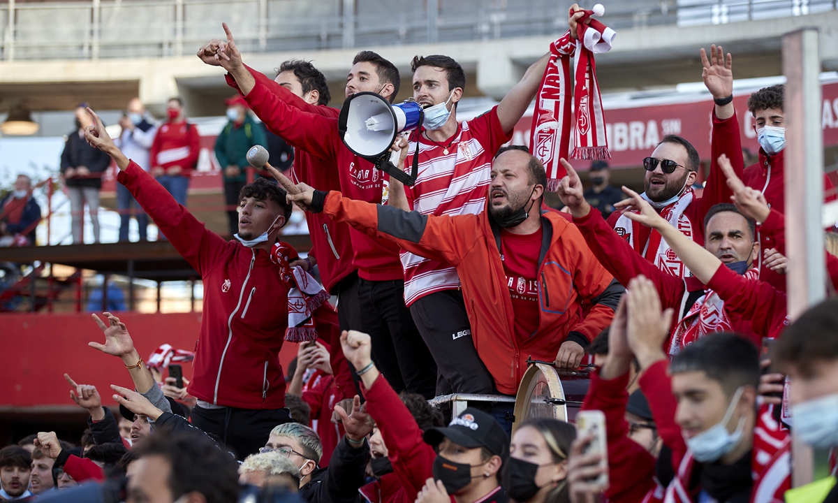 Granada CF players celebrate victory with their supporters on December 19, 2021 in Granada, Spain. Photo: VCG
