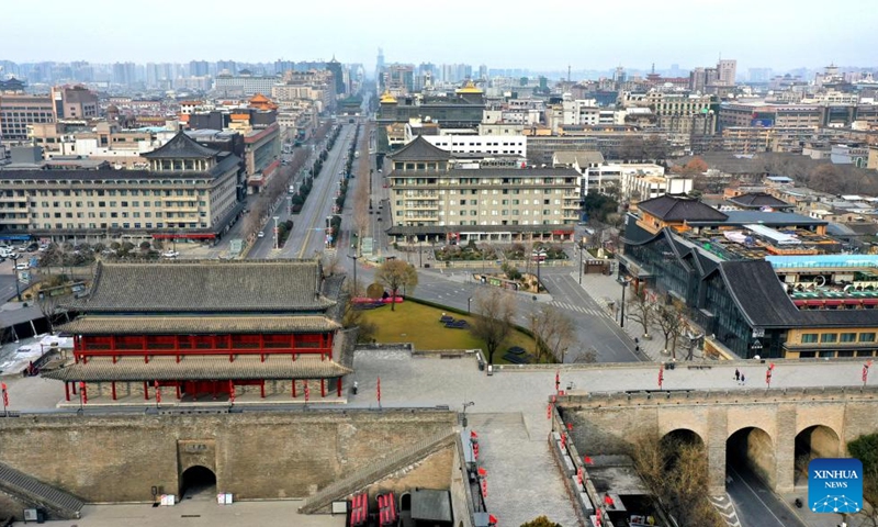 Aerial photo taken on Dec. 28, 2021 shows empty streets near Yongning Gate in Xi'an, northwest China's Shaanxi Province. Authorities in Xi'an have upgraded epidemic control and prevention measures starting Monday, ordering all residents to stay indoors and keep away from gatherings except when taking nucleic acid tests.(Photo: Xinhua)