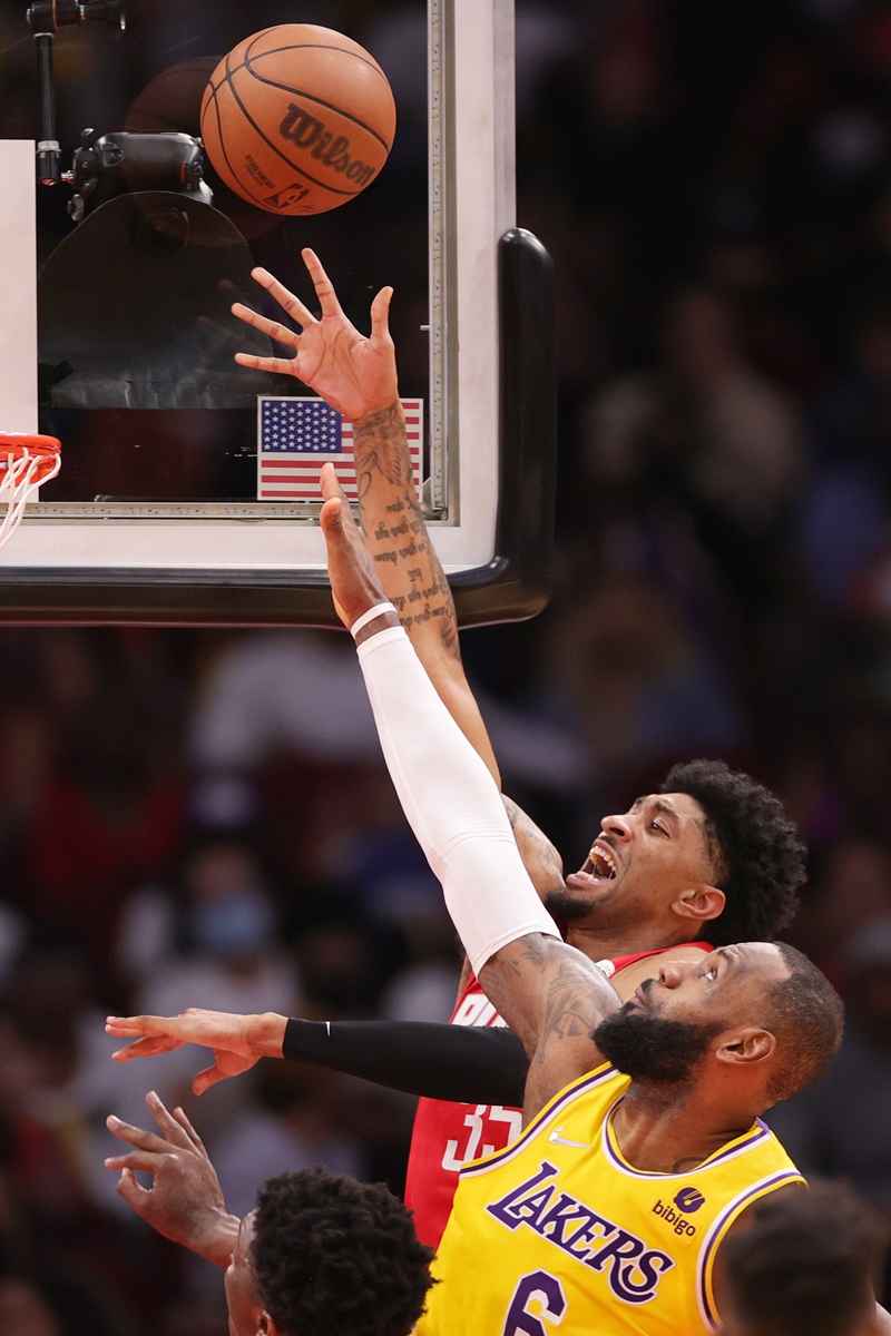 LeBron James (front) of the Los Angeles Lakers defends against Christian Wood of the Houston Rockets during the second half at Toyota Center on December 28, 2021 in Houston, Texas. Photo: VCG