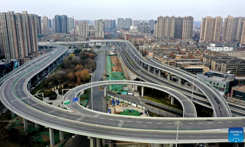 Aerial photo taken on Dec. 28, 2021 shows an empty overpass in Xi'an, northwest China's Shaanxi Province. Authorities in Xi'an have upgraded epidemic control and prevention measures starting Monday, ordering all residents to stay indoors and keep away from gatherings except when taking nucleic acid tests.(Photo: Xinhua)