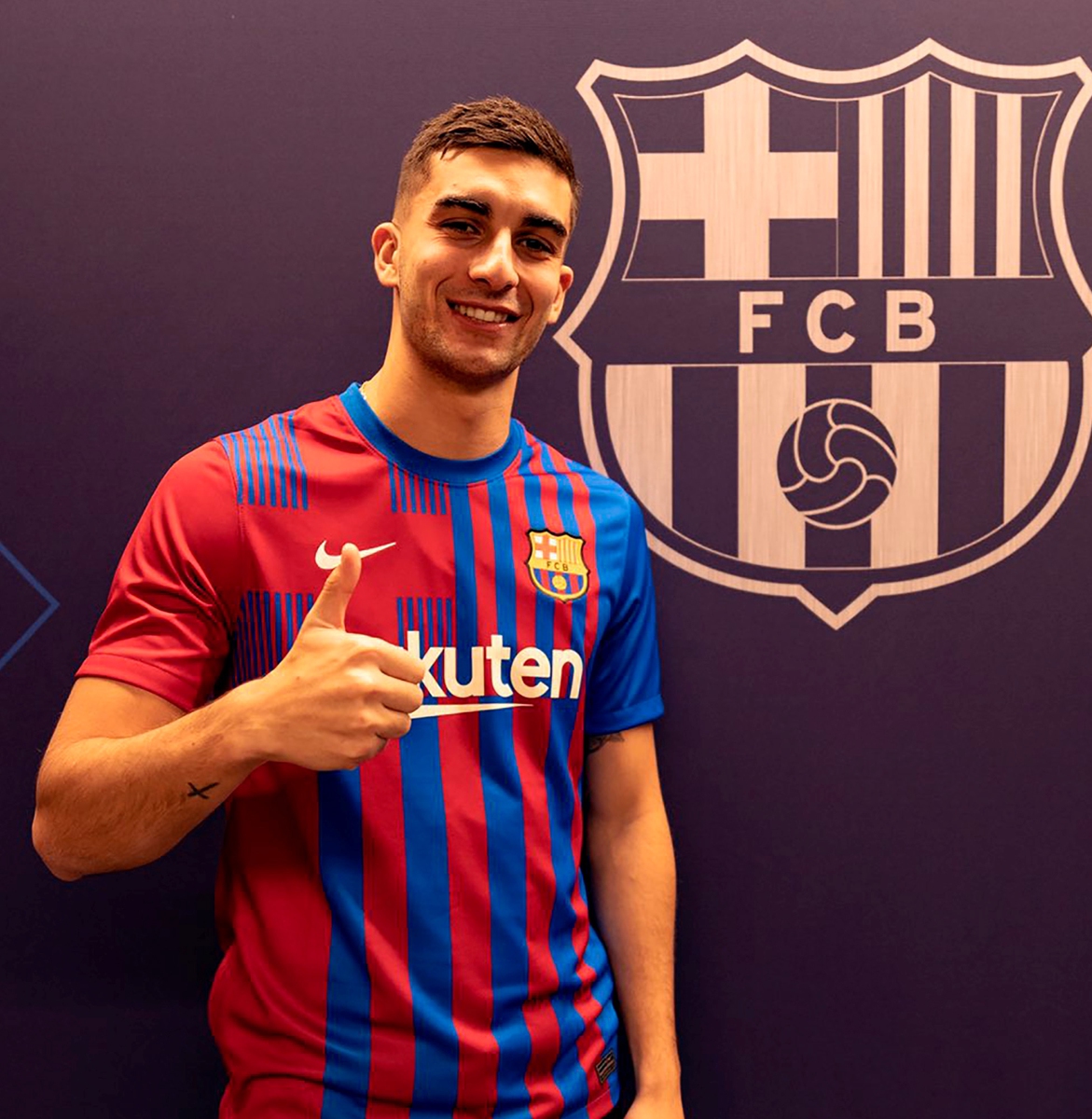 Barcelona's new signing Ferran Torres poses during his presentation in Barcelona, Spain on December 28, 2021. Photo: IC
