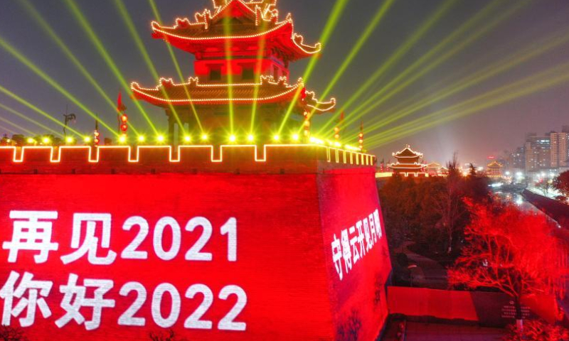Aerial photo taken on Dec. 31, 2021 shows the ancient city wall with light and projected words to greet the New Year and pay tribute to people making efforts to fight against the recent resurgence of COVID-19 pandemic in the city of Xi'an, northwest China's Shaanxi Province. Photo: Xinhua