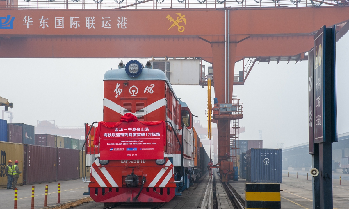 A sea-rail international train loaded with 100 Twenty-foot Equivalent Unit (TEUs) of daily necessities departs from Jinhua, East China's Zhejiang Province on December 30, 2021, breaking the 10,000 TEUs record for the first time in a single month. Photo: cnsphoto
