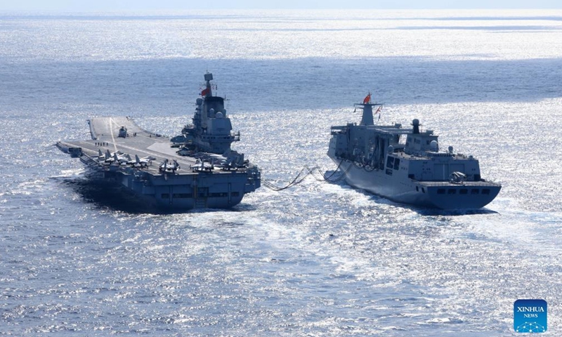 La foto de archivo sin fecha muestra al portaaviones Liaoning (L) de la marina china recibiendo suministros durante un entrenamiento de combate en mar abierto.Foto:Xinhua