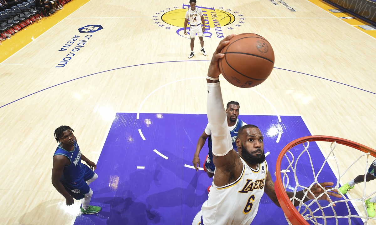 LeBron James of the Los Angeles Lakers dunks the ball against the Minnesota Timberwolves on January 2, 2022 in Los Angeles, California. Photo: VCG