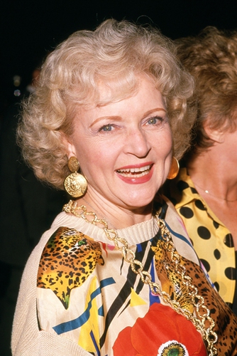 Betty White A woman places flowers at the star of late US actress Betty White on the Hollywood Walk of Fame, on December 31, 2021 in Hollywood, California. Photos: VCG