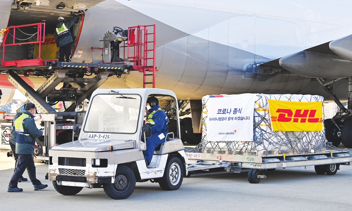 South Korean workers unload cargo containing Pfizer's antiviral COVID-19 pill, Paxlovid, at a cargo terminal of the Incheon International Airport in Incheon on January 13, 2022. South Korea has administered at least 107,934,846 doses of COVID-19 vaccines so far. Photo: AFP
