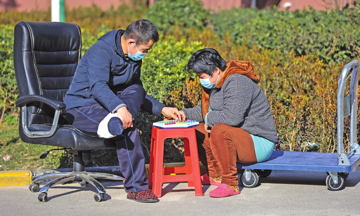Residents play Chinese checkers inside a community in Xi'an on January 1, 2022. Photo: IC