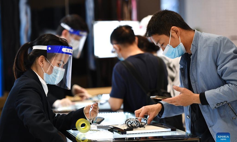 A customer views a watch in a duty-free shop in Haikou, capital of south China's Hainan Province, Jan. 3, 2022.Photo: Xinhua 