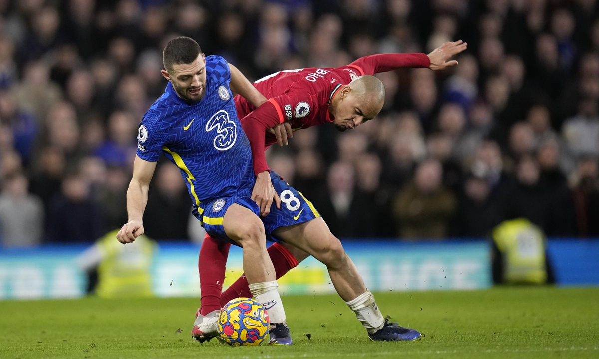 Chelsea's Mateo Kovacic (front) and Liverpool's Fabinho battle for the ball during the English Premier League match between Chelsea and Liverpool in London, England on January 2, 2022. Photos: VCG