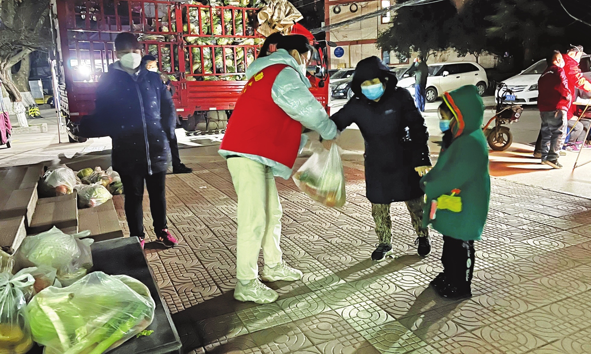 Volunteers distribute free vegetables to residents in Xi'an on New Year's Day. Photo: IC