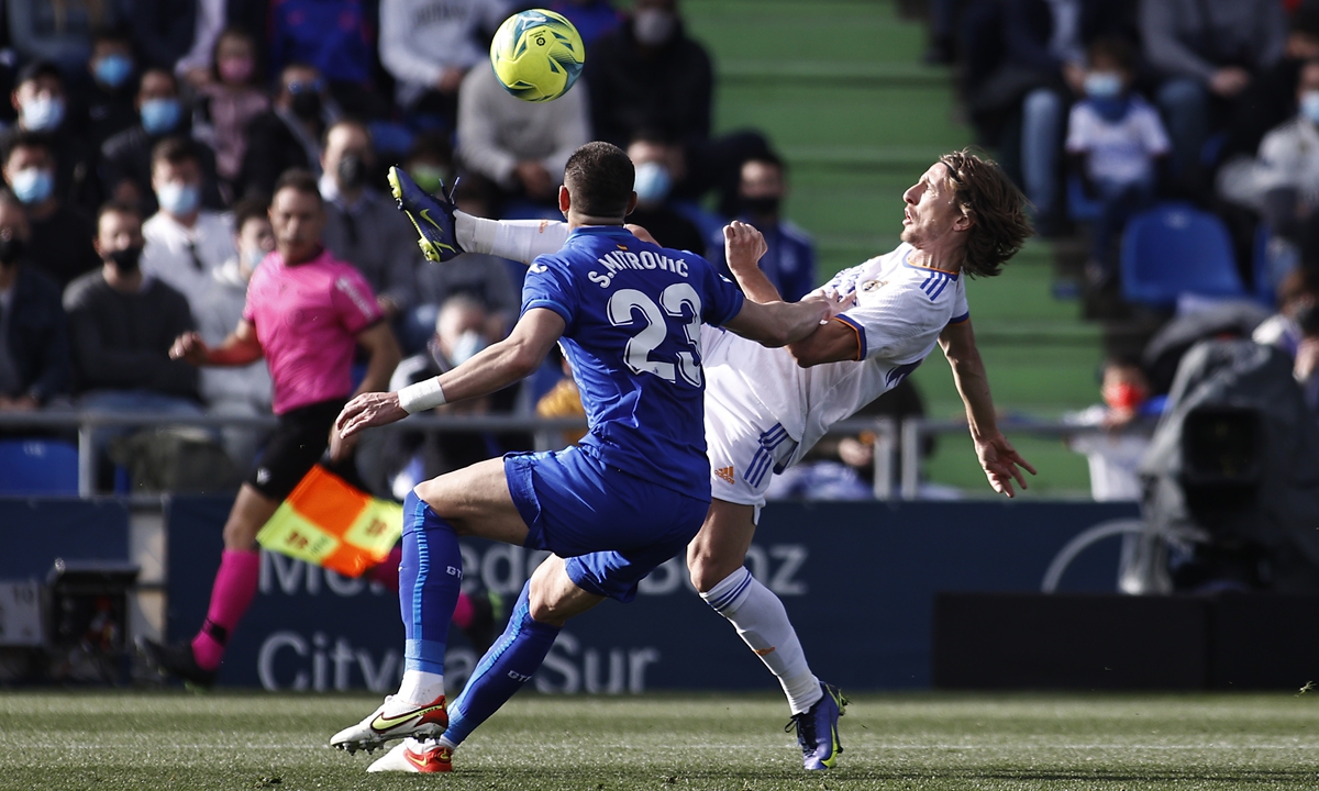 Real Madrid's Luka Modric (right) vies for the ball with Getafe's Stefan Mitrovic in Getafe, Spain on January 2, 2022. Photo: VCG