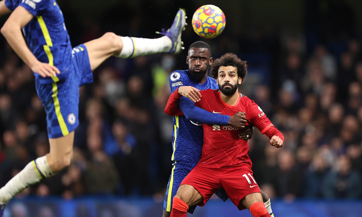 Antonio Rudiger (left) of Chelsea and Mohamed Salah of Liverpool keep their eyes on the ball on January 2, 2022 in London, England. Photo: VCG