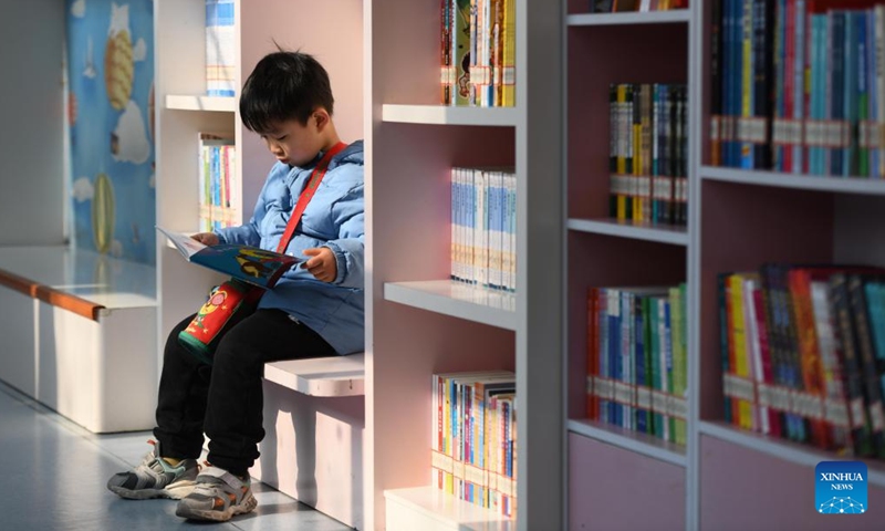 A child reads a book during the New Year holiday at a library in Hefei, east China's Anhui Province, Jan. 2, 2022.Photo:Xinhua