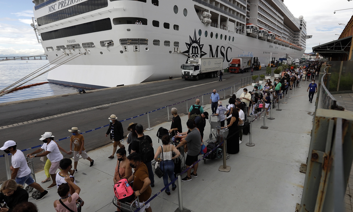 Passengers disembark from the cruise ship MSC Preziosa, in the Port Area of Rio de Janeiro, Brazil, on January 2, 2022, after Brazil's Sanitary Agency confirmed 28 cases of COVID-19 on board - 26 passengers and two crew members. Photo: Xinhua