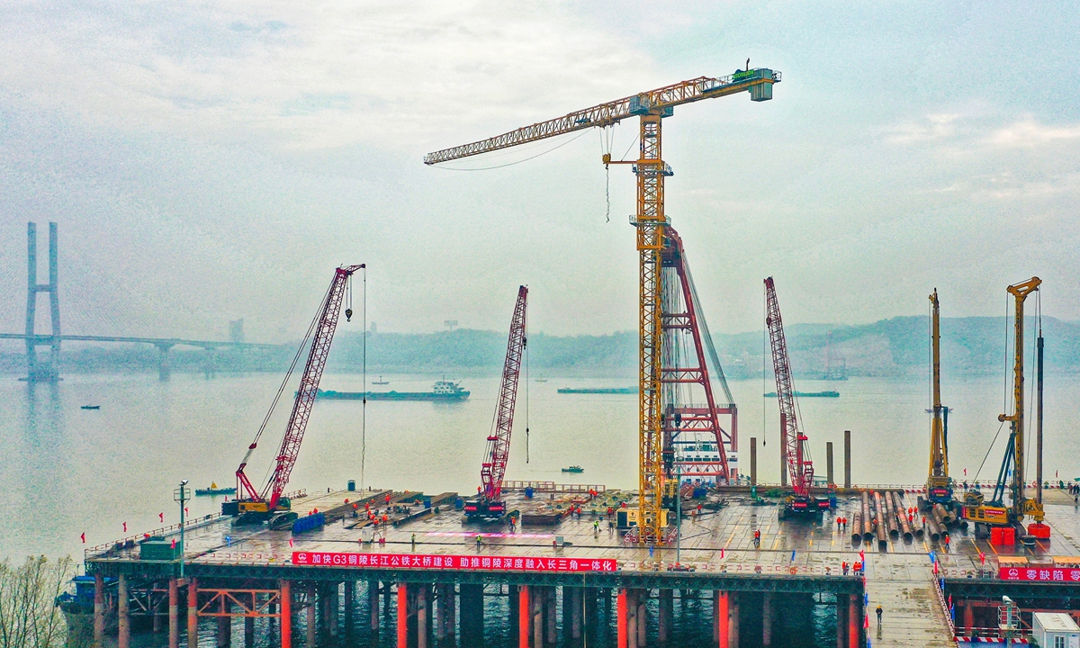 Work begins on the Tongling Yangtze River Bridge on January 4, 2022. The 11-kilometer span will allow high-speed trains, intercity trains and freight trains to go across the river. Over 150 bridges have been built across the Yangtze, according to a report in August 2021. Photo: VCG