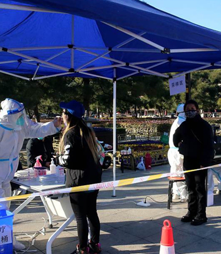 Residents take nucleic acid tests in Xi'an, Shaanxi Province on December 19, 2021. Photo: VCG


