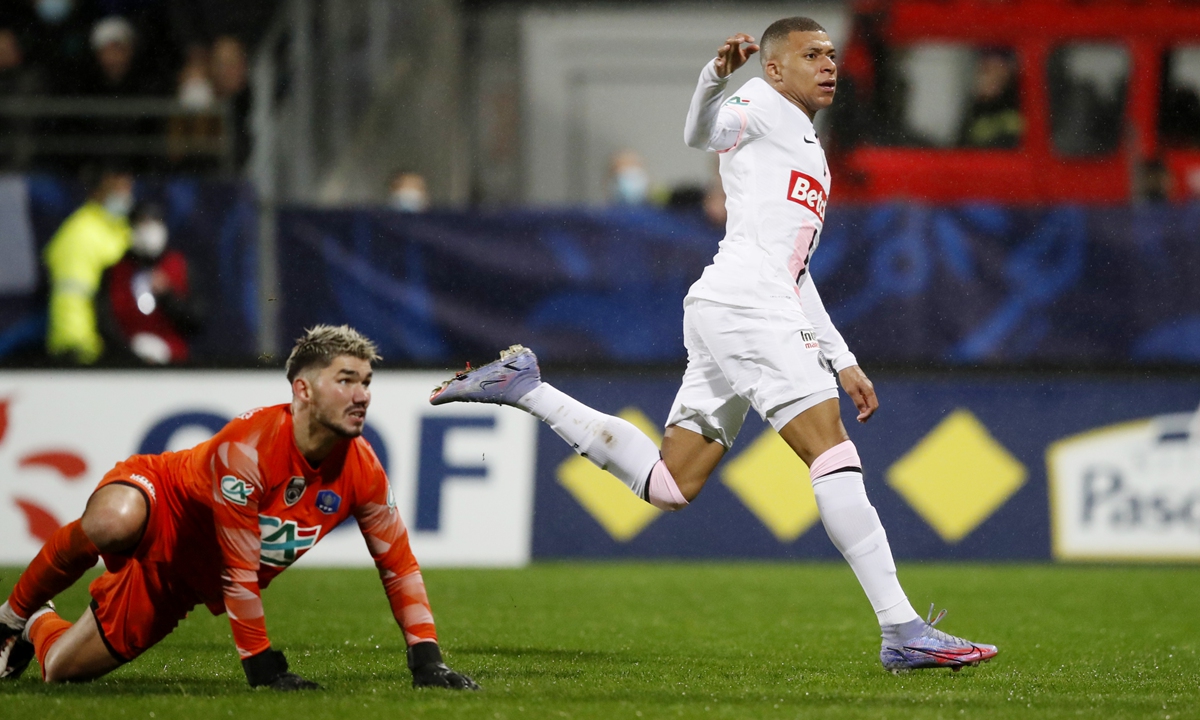 Paris Saint-Germain's Kylian Mbappe (right) scores their second goal against Vannes on January 3, 2022 in Vannes, France. Photo: IC
