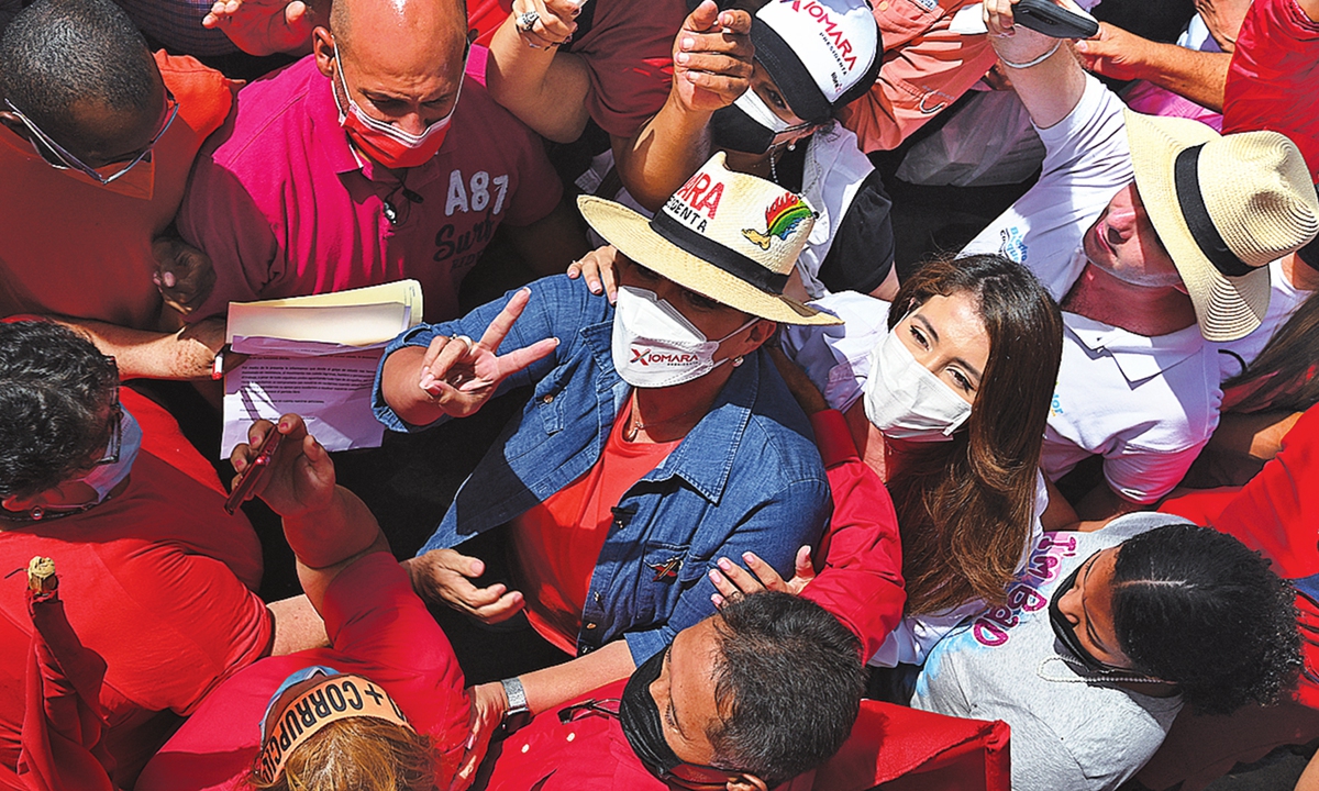 Honduras' Xiomara Castro greets supporters during a campaign rally for presidency in Orica on October 24, 2021. Photo: VCG 