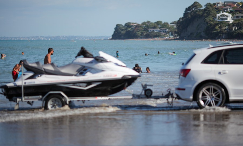 People enjoy leisure time on the beach in Auckland, New Zealand, Jan. 4, 2022.(Photo: Xinhua)